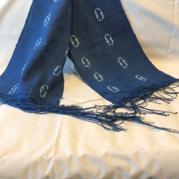 Blue and white African scarf with fringes - Picture 3 of 3